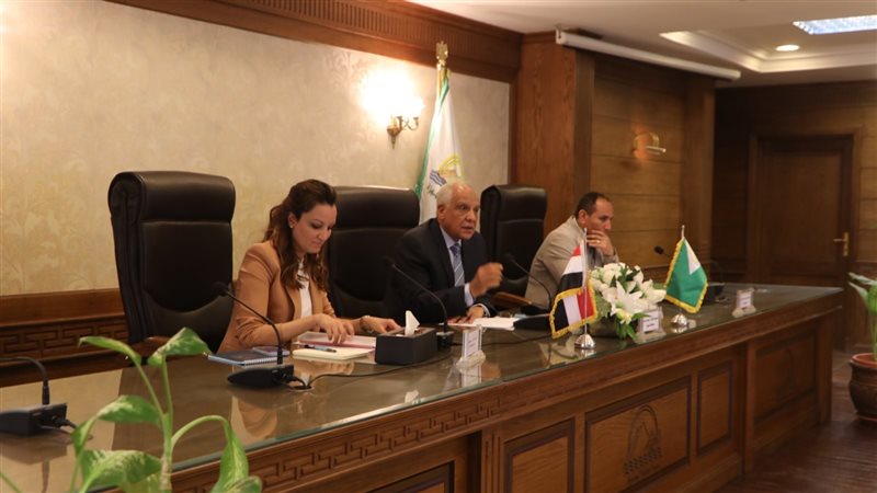محافظ الجيزة في اجتماع