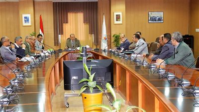 رئيس جامعة المنصورة يتابع سير العمل ومعدلات الإنجاز بمشروعات قطاع المستشفيات