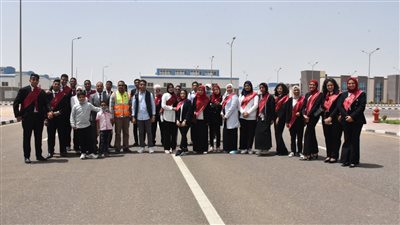 طلاب جامعة الأقصر يزورون المنطقة الصناعية بالبغدادي