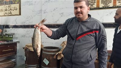 فسخاني المشاهير يكشف سر الصنعة.. 10 خطوات لتمليح الأسماك في شم النسيم (فيديو)