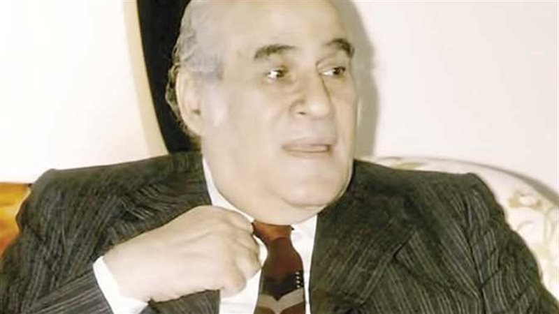 الكاتب الصحفى مصطفى