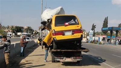 إعادة فتح طريق الإسماعيلية الصحراوي عقب إزالة آثار حادث التصادم 