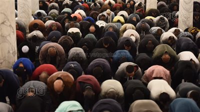 خشوع وتضرع المصلين في تراويح ليلة 23 رمضان بمسجد عمرو بن العاص (صور)