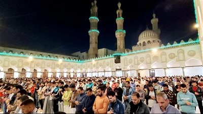 الأزهر يصلي العشاء والتراويح بسورتي الشورى والزخرف بحضور آلاف المصلين