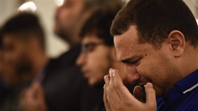 25 صورة ترصد بكاء وتضرع المصلين في ليلة 23 رمضان من مسجد عمرو بن العاص