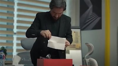 تلت التلاتة الحلقة 7، غادة عبد الرازق تفاجئ زوجها أمجد بهدية غريبة (فيديو) 