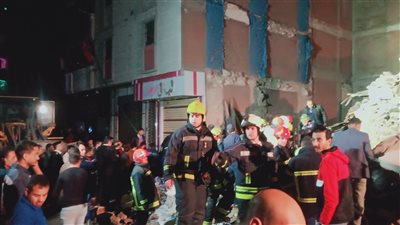 الحماية المدنية بالاسكندرية تواصل جهودها لاستخراج ضحايا العقار المنهار