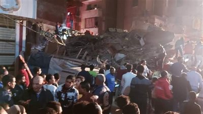 إنقاذ سيدة من تحت أنقاض عقار الورديان المنهار بالإسكندرية 