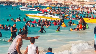 رغم نشاط الرياح.. إقبال كبير على شاطئ مطروح العام| فيديو