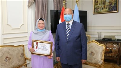 محافظ القاهرة يكرم طالبة جمَّلت شارع المؤسسة على نفقتها الذاتية