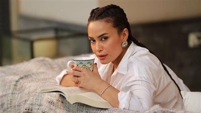 هند صبري تنعى والد يسرا اللوزي