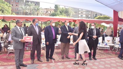 محافظ أسيوط يشهد حفل تكريم الطلاب المتفوقين بمدرسة السلام المشتركة