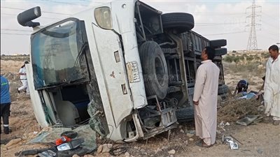 بالأسماء.. إصابة 17 شخصا بينهم أطفال في انقلاب أتوبيس رحلات بطريق مطروح