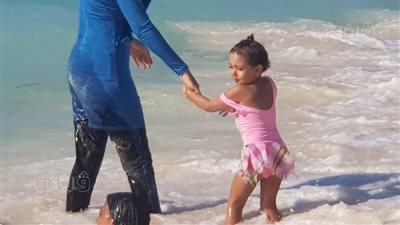 بعد الاستعانة بالبث المباشر لـ«فيتو».. العثور على طفلة مفقودة بشاطئ مطروح |فيديو