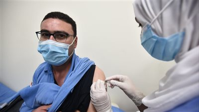 تعمل إيه لو تأخرت عن الجرعة الثانية من لقاح كورونا؟.. أستاذ مناعة يجيب | فيديو