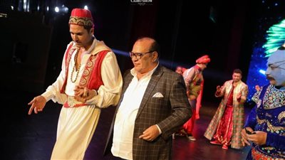 صلاح عبد الله يحضر عرض مسرحية 