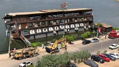 فريق من هيئة قناة السويس يعاين المركب الجانح بنيل المنصورة |صور 