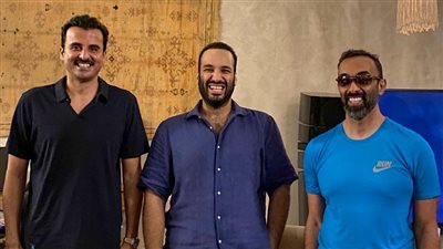 لقاء ودي بين محمد بن سلمان وتميم بن حمد وطحنون بن زايد بالبحر الأحمر