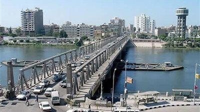 أنقذه البث المباشر.. شاب يعلن انتحاره من أعلى كوبري طلخا والأهالي تمنعه