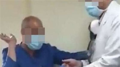 كواليس أولى جلسات محاكمة طبيب واقعة السجود للكلب.. الممرض يرفض التصالح