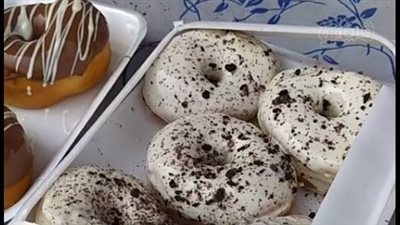 حكاية 5 أصدقاء واجهوا البطالة ببيع دونتس الغلابة والمشبك الهندي | فيديو