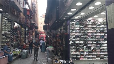 أحذية وشنط الطلاب.. أسعار مستلزمات المدارس في درب آية بباب الشعرية | فيديو