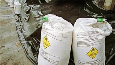 وزير لبناني يتفقد شاحنة محملة بمادة نيترات الأمونيوم عثر عليها في بعلبك