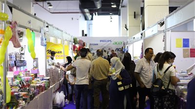 أسعار ملابس الطلاب والأدوات المدرسية بمعرض أهلًا مدارس | فيديو