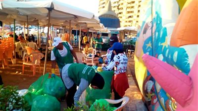 احتفالا باليوم العالمي.. البيئة تنفذ أكبر حملة لتنظيف الشواطئ بالإسكندرية