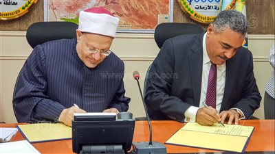 مفتي الجمهورية ومحافظ مطروح يوقعان بروتوكول إنشاء فرع لدار الإفتاء | فيديو