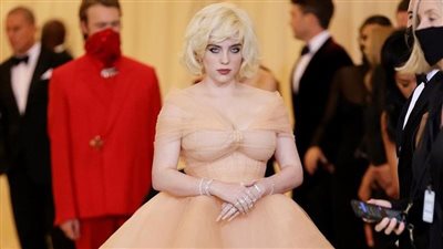 عمرها لا يتخطى 19 عامًا.. كيف أصبحت بيلي إيليش النجمة الأكثر تأثيراً لعام 2021؟