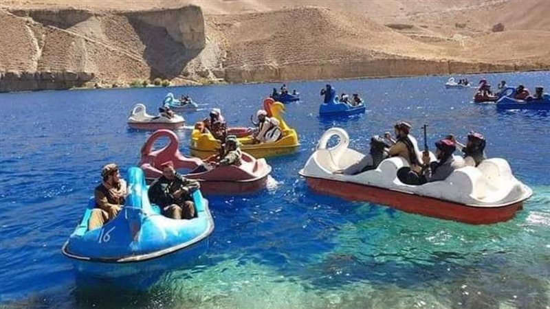 مسلحو طالبان يلهون