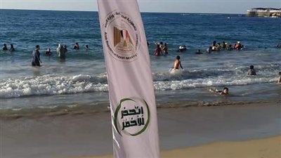 رفع طن مخلفات بلاستيك من ٨ شواطئ بالإسكندرية | صور