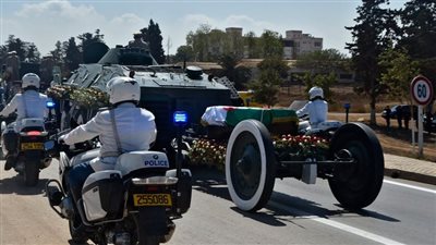 الجثمان على مدرعة مغطاة بالورود.. بدء مراسم جنازة بوتفليقة| صور 