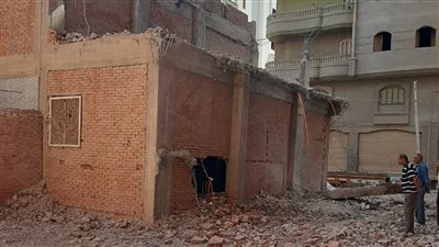 الانتهاء من إزالة العقار المائل بمنطقة حي الأشجار في المنصورة|صور