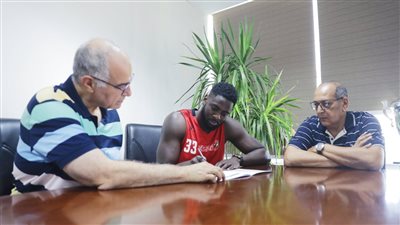 مايكل فاكوادي يدعم «رجال سلة الأهلي» في البطولة العربية