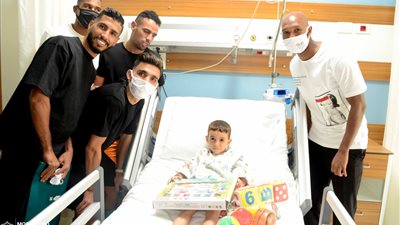 لاعبو الزمالك والجهاز الفني يزورون مستشفى 
