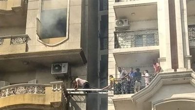 شهامة ولاد البلد تنقذ المحاصرين وسط النار.. مشاهد من حريق دمنهور | فيديو