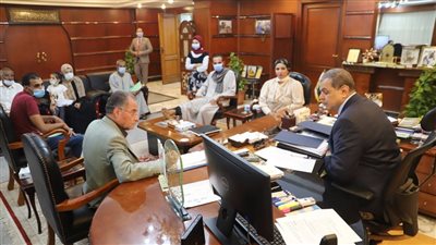 وزير القوى العاملة يسلم عاملين قيمة بوليصتي التأمين على العمالة غير المنتظمة 