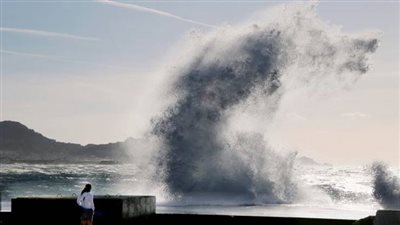 الرياح العاتية تعبث بشلال في أستراليا | فيديو