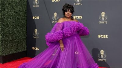 بإطلالة ملفتة.. نيكول باير أول الحضور بحفل توزيع جوائز إيمي 2021 | صور