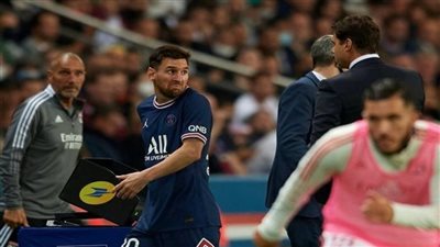 أولى أزماته في باريس.. ميسي يهين مدربه ويحرجه أمام الكاميرات | فيديو