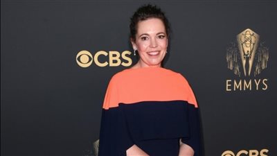 أوليفيا كولمان الأبرز.. وصول أبطال The Crown لريد كاربت في حفل جوائز إيمي 2021 | صور