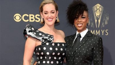 بعد إعلان زواجهما المثلي.. سميرة وايلي ولورين موريلي معًا للمرة الأولى بحفل إيمي 2021