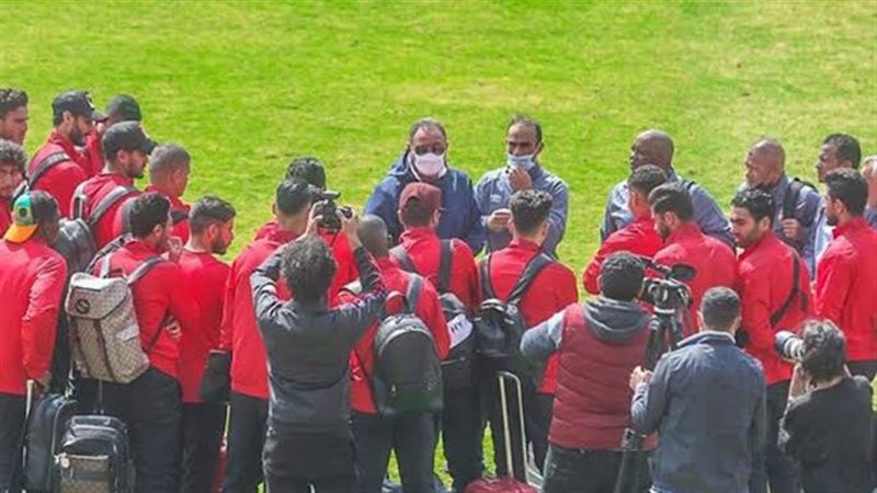 الخطيب مع لاعبي الأهلى