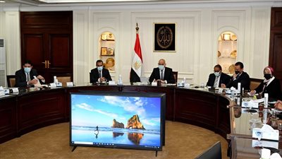 وزير الإسكان يبحث مخططات تنمية أراضي الساحل الشمالي الغربي شرق العلمين الجديدة