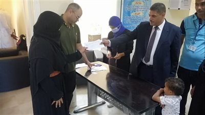 توزيع 700 فيزا كارد على أسر الشهداء في قرية الروضة بشمال سيناء