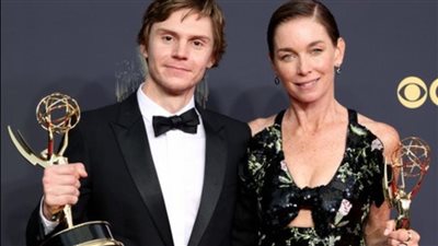 إيفان بيترز وزوجته جوليان نيكولسون يفوزان بجوائز التمثيل في Emmys 2021