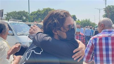  تشييع جنازة الفنان إيهاب خورشيد.. والحزن يسيطر على ابنه | فيديو وصور