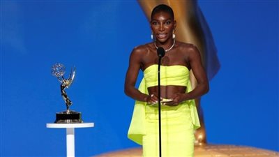 ميكايلا كويل تهدي جائزة Emmys 2021 لكل ناجٍ من الاعتداء الجنسي | صور